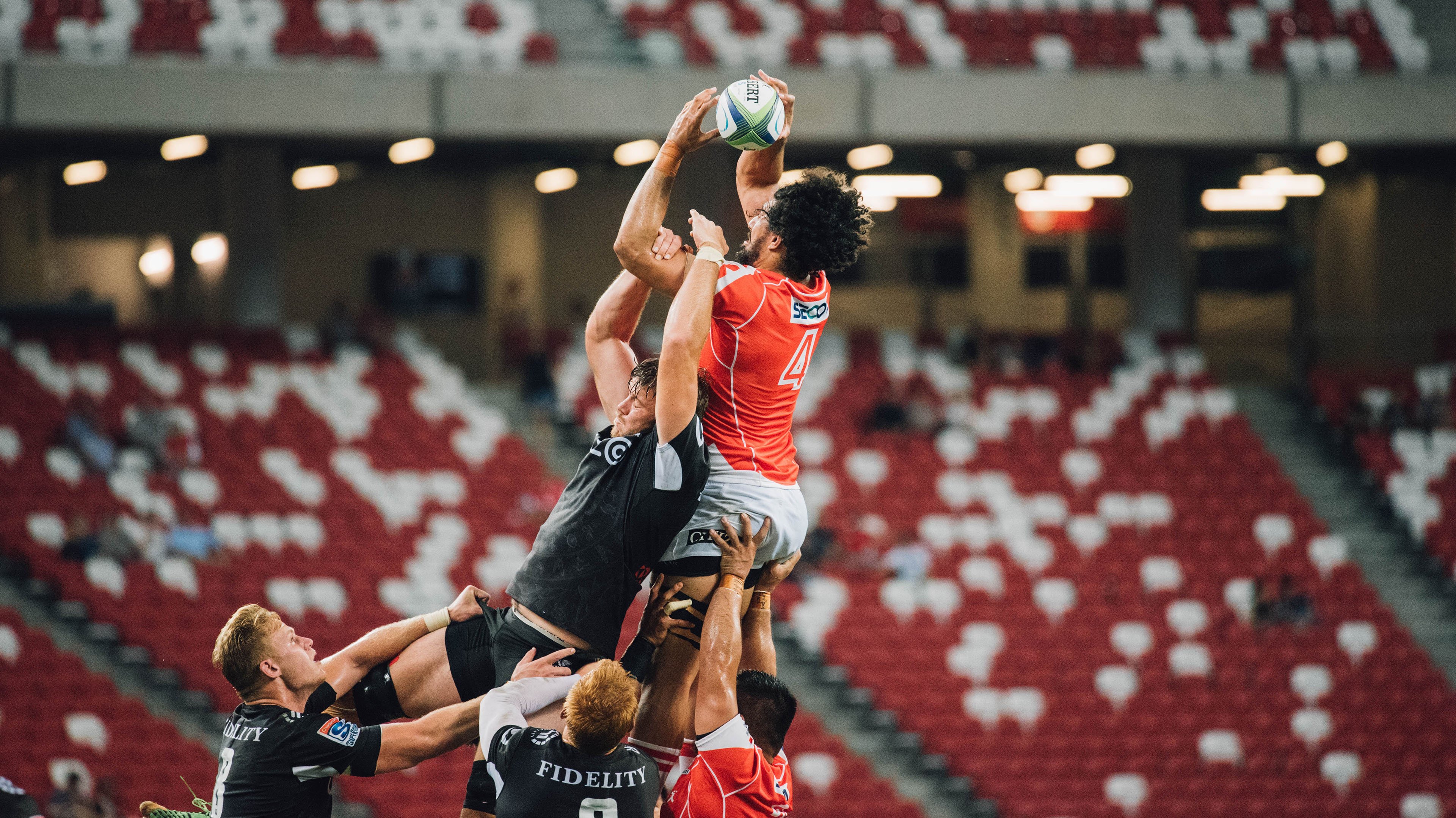 城市夜空激光划水，科技与运动的梦幻结合，夜空中的激光束